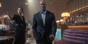 《养蜂人》续篇！杰森·斯坦森《制暴：无限杀机》好评如潮，本周末上映